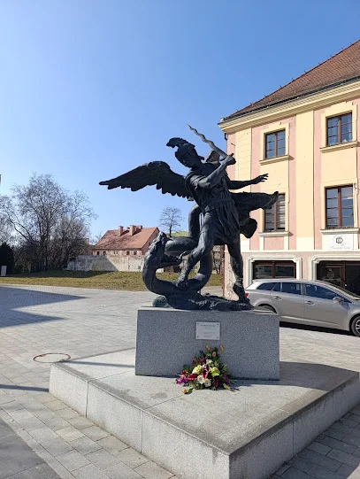 Pomnik przy murze obronnym w Lubinie